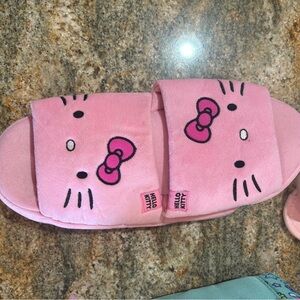Hello Kitty slippers 🩷